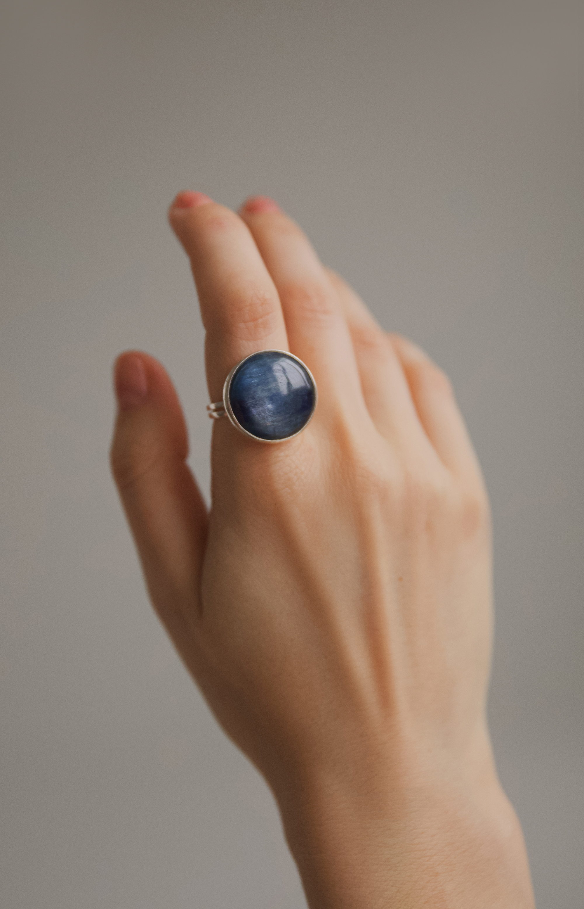 Кольцо с кианитом