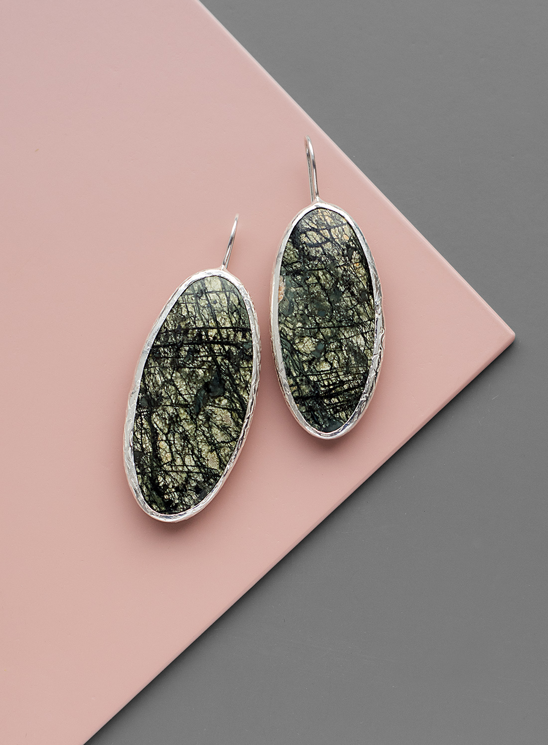Серьги с овальным лиственитом