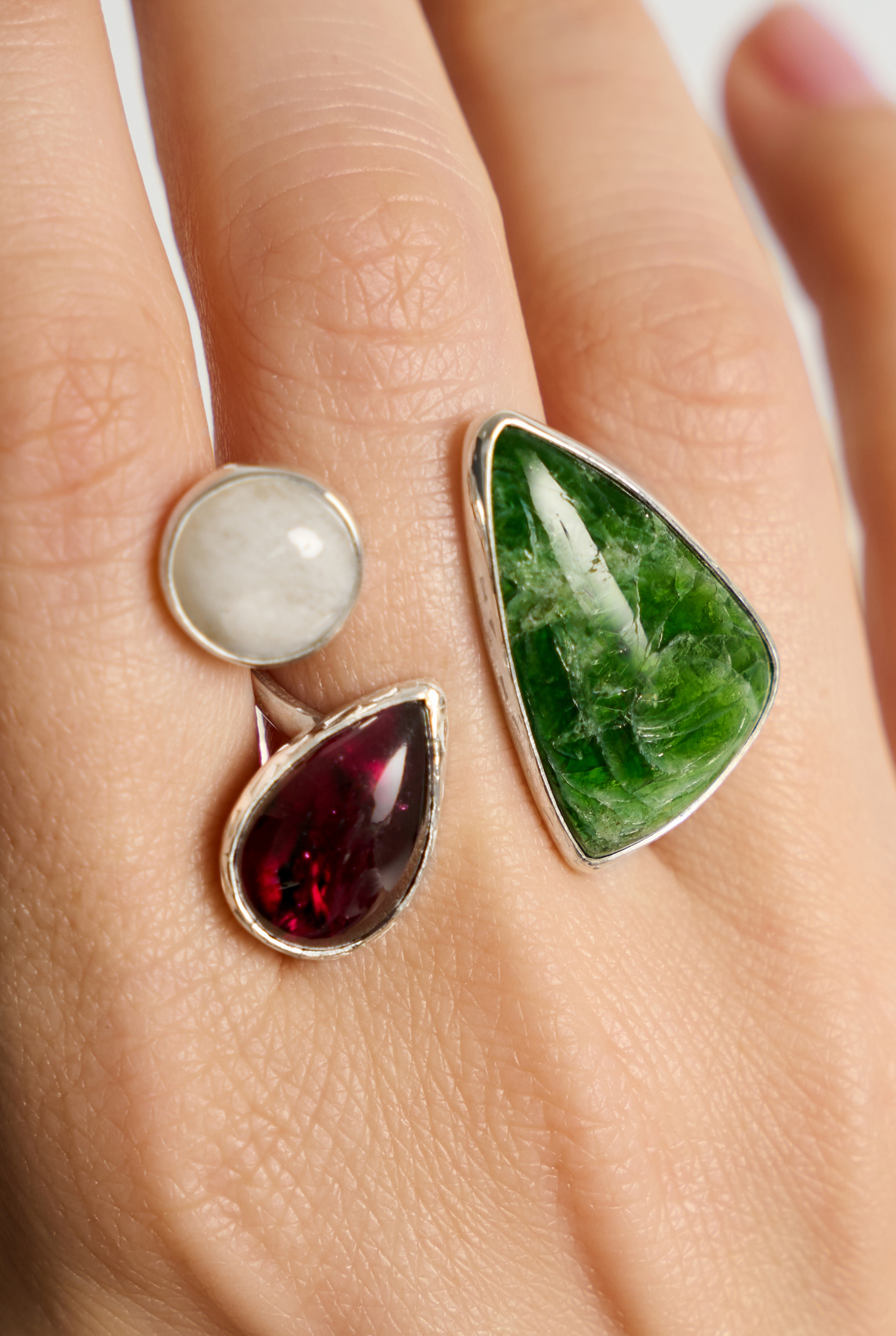 Кольцо с хромдиопсидом, гранатом и беломоритом