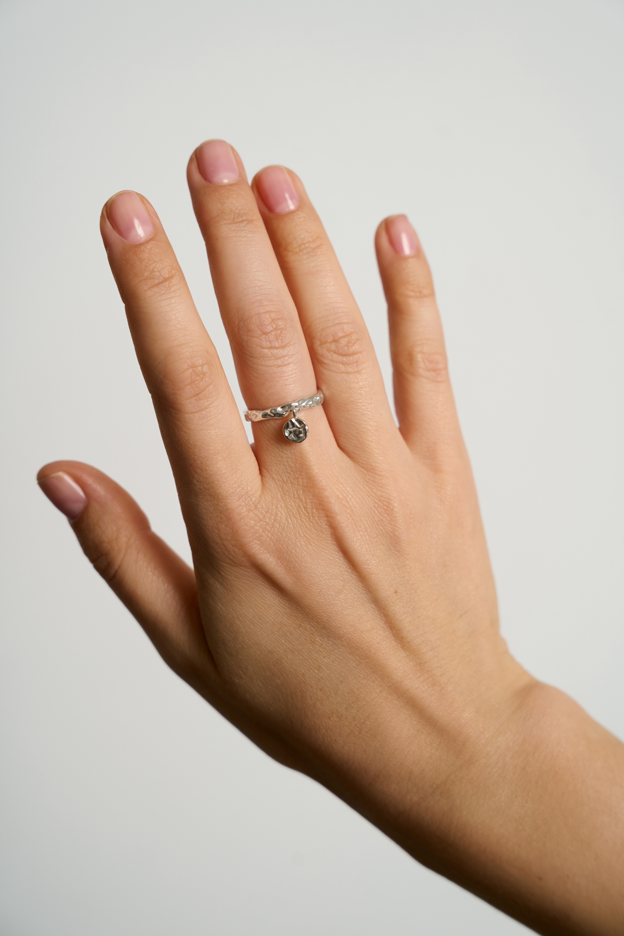 Кольцо с подвеской монета