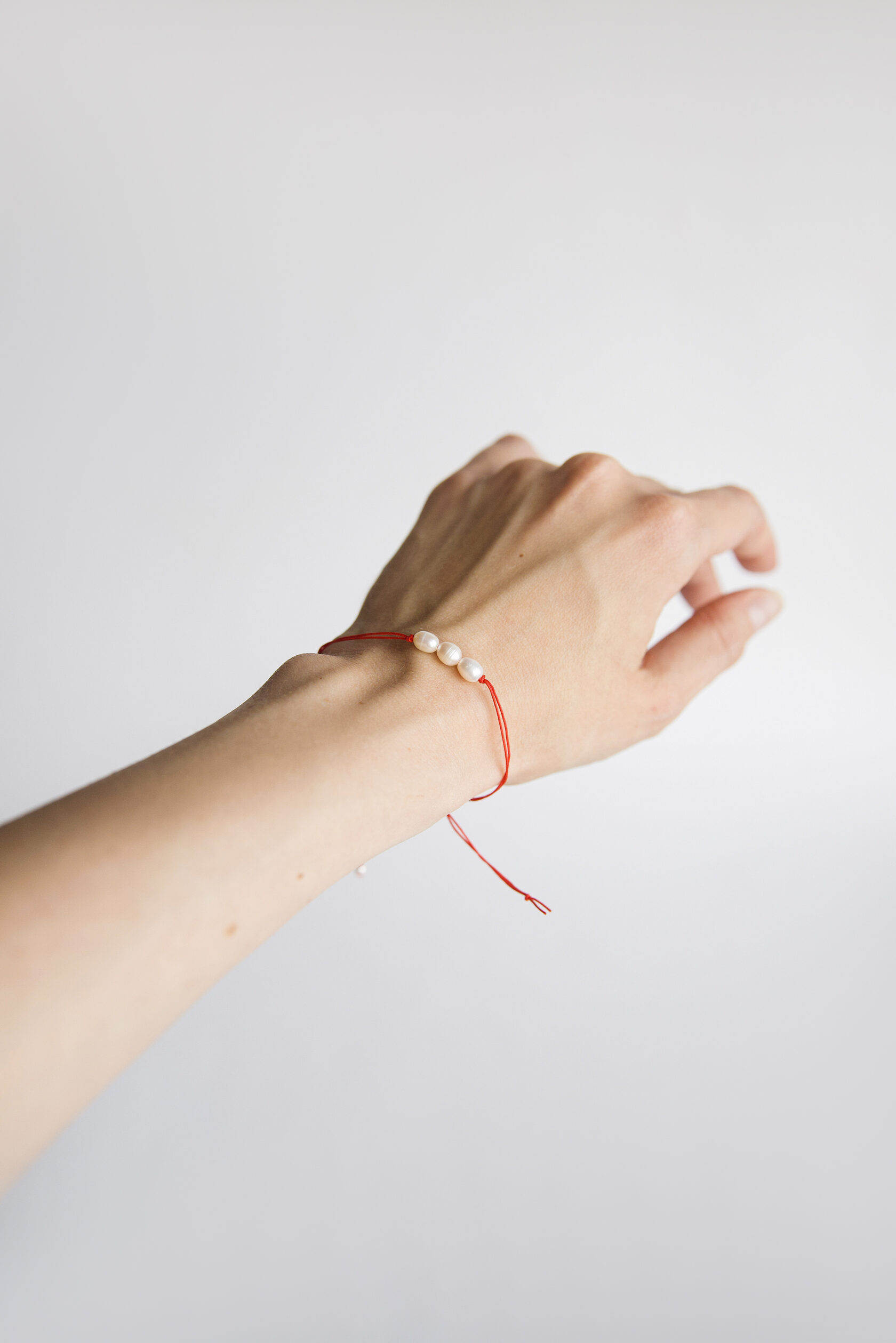 Браслет на красной нити с жемчугом Браслет на красной нити с жемчугом
