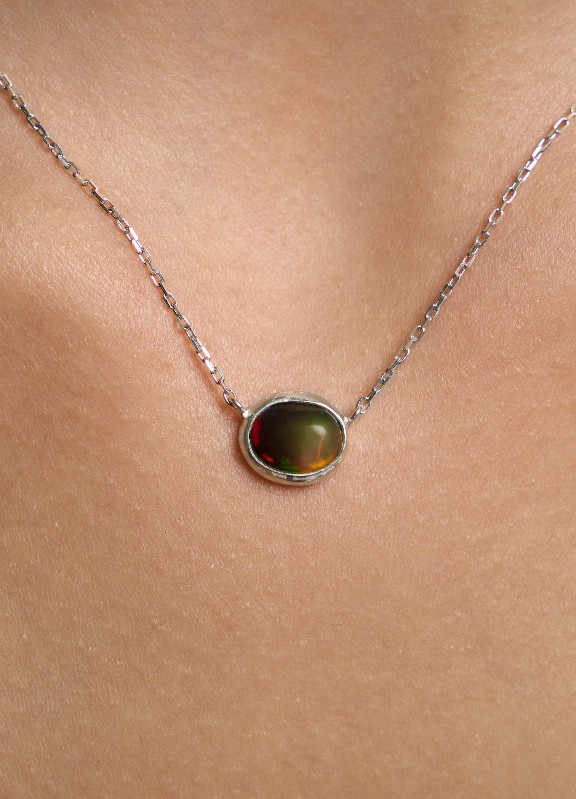 Подвеска с эфиопским опалом