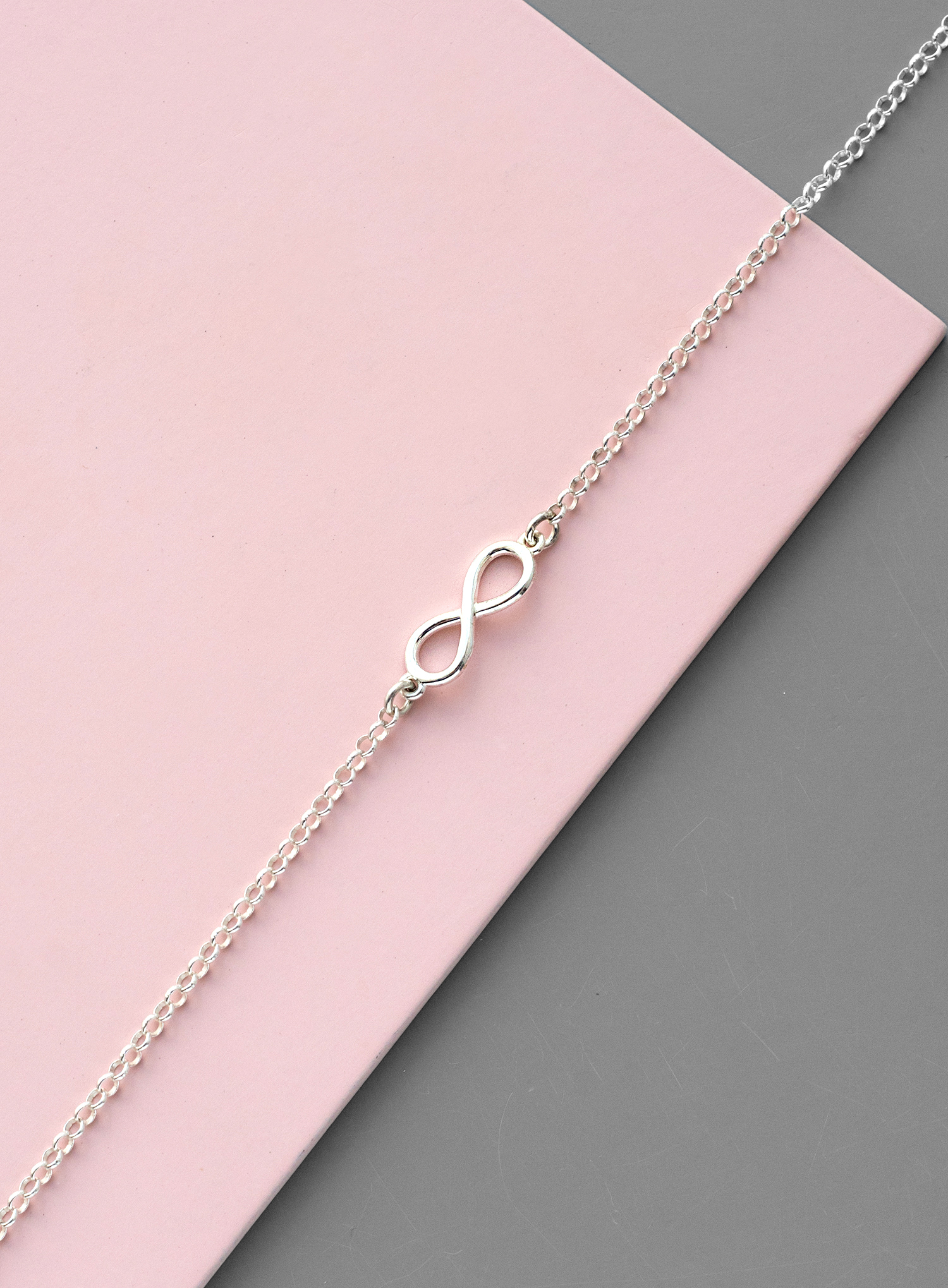 Браслет с маленькой бесконечностью