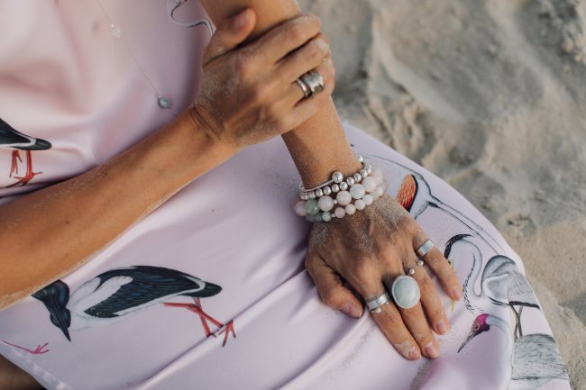 Подарки по этикету: какие украшения можно дарить начальнице, маме и подруге