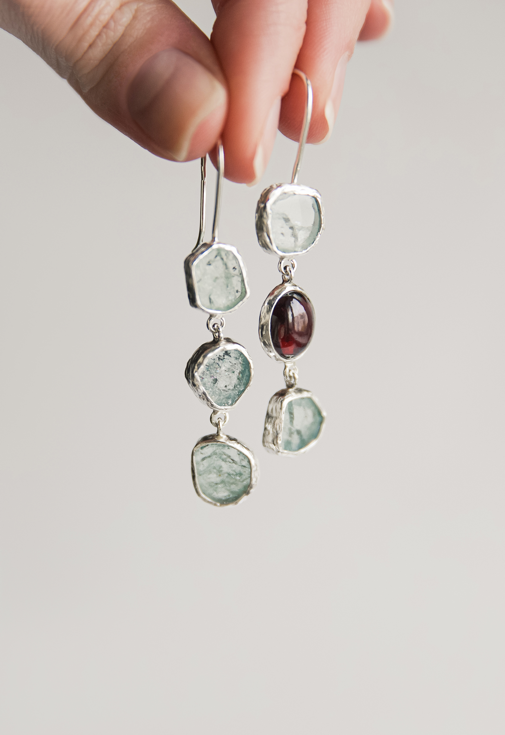 Серьги с аквамарином и гранатом Серьги с аквамарином и гранатом