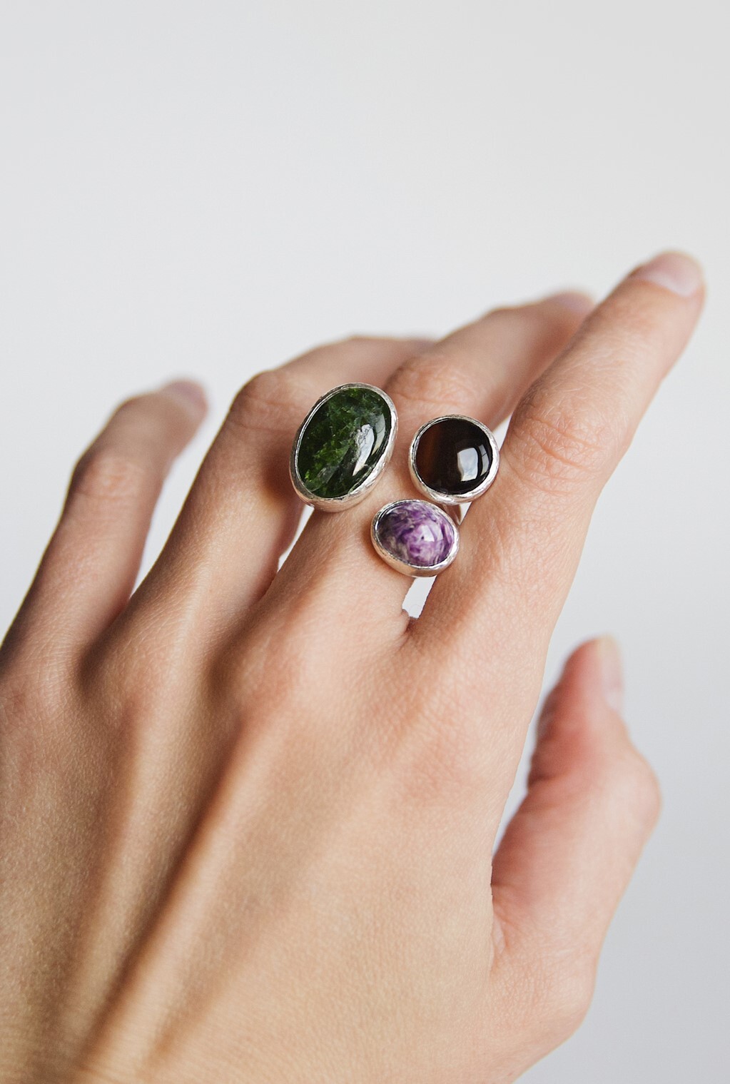 Кольцо с хромдиопсидом, чароитом и агатом
