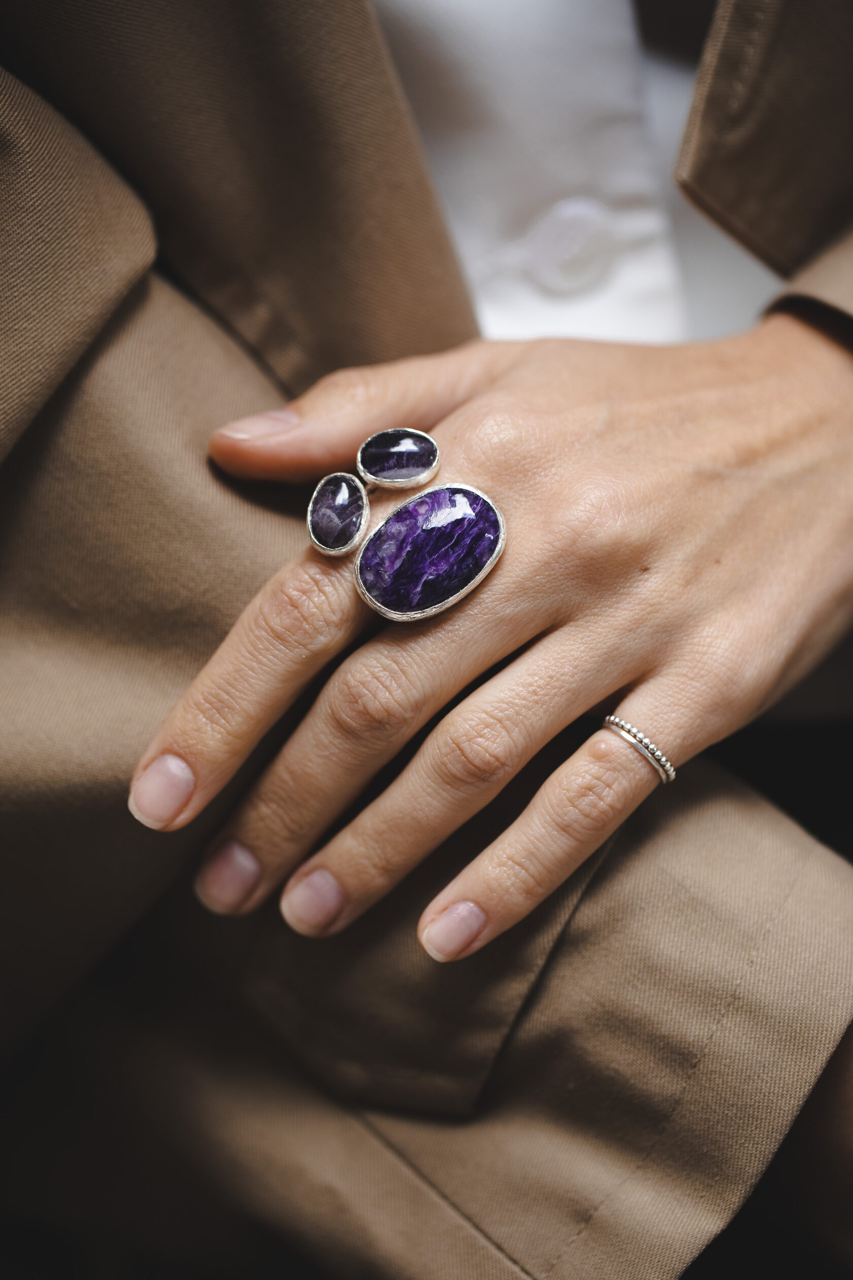 Кольцо с чароитом и аметистом