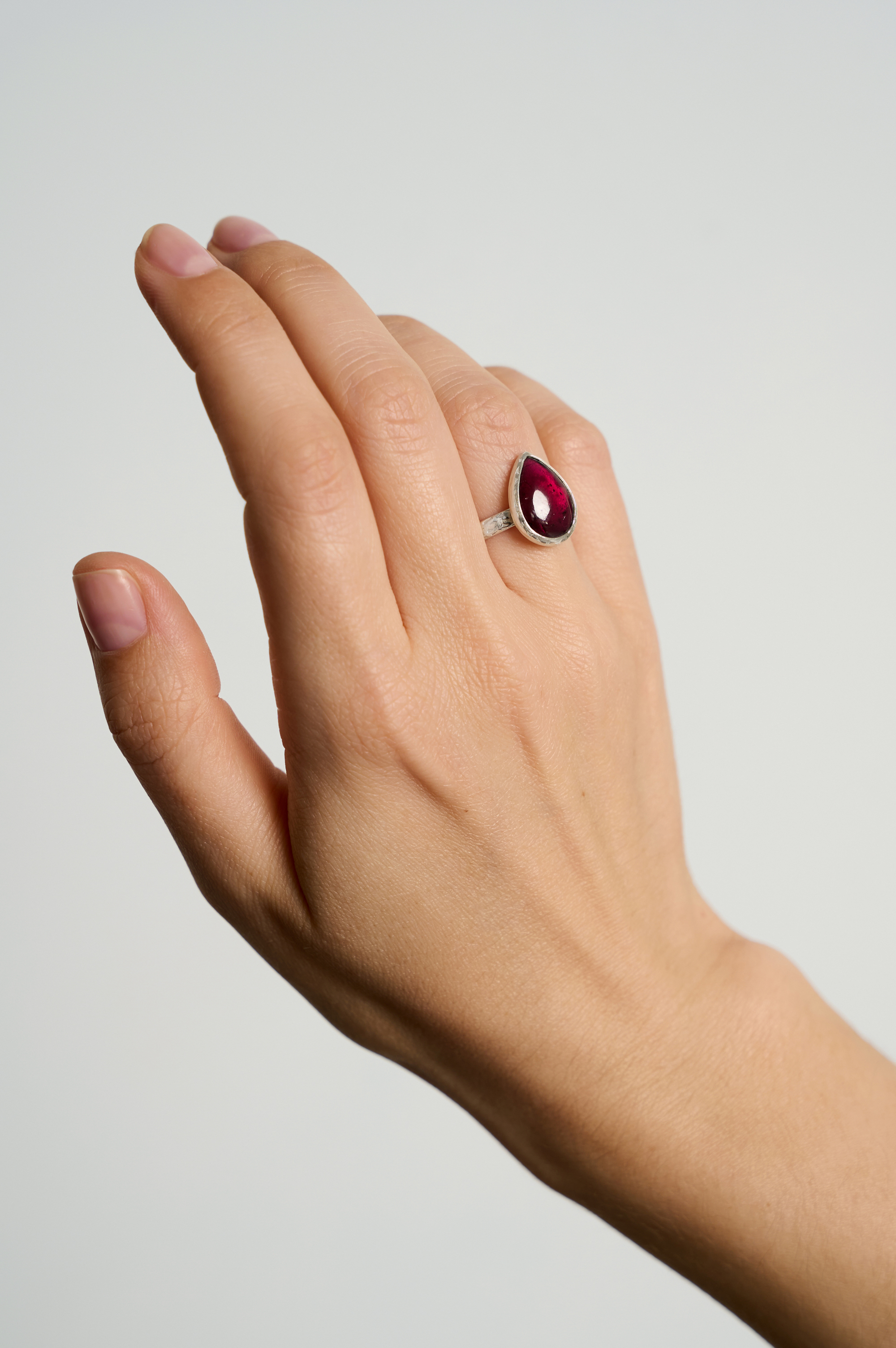 Кольцо с гранатом