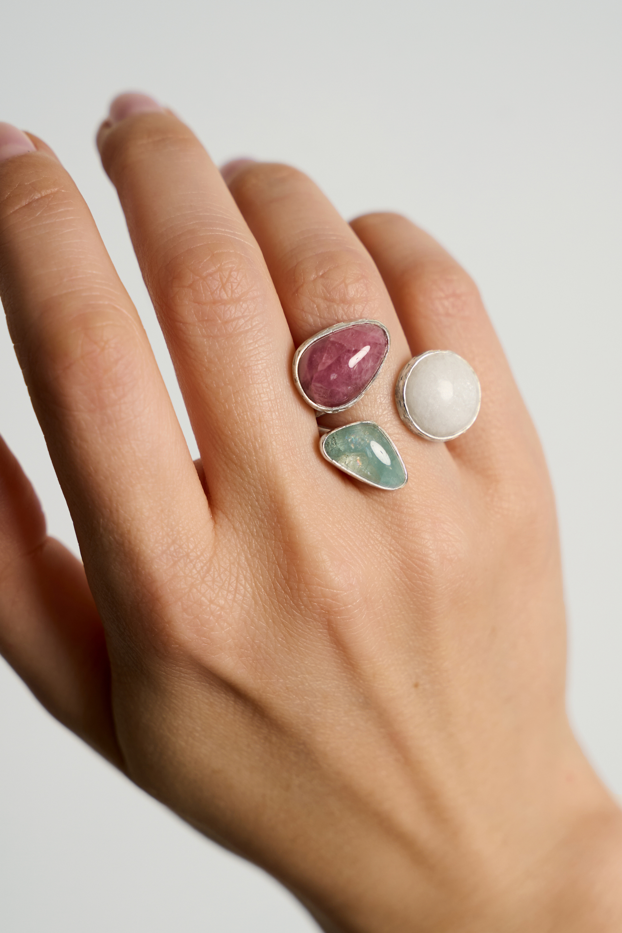 Кольцо с беломоритом, турмалином и аквамарином Кольцо с беломоритом, турмалином и аквамарином