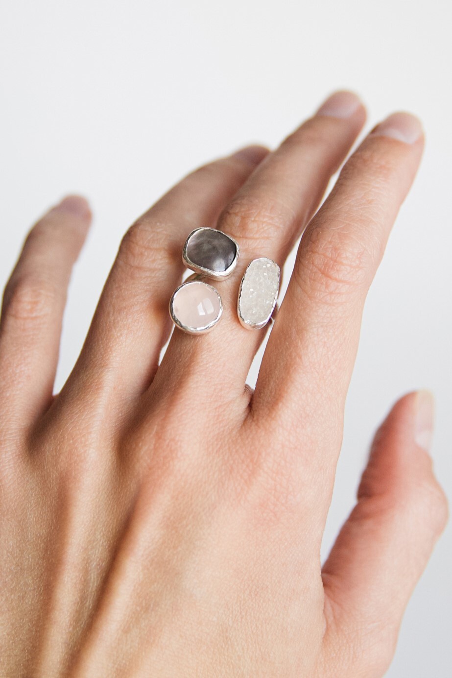 Кольцо с розовым кварцем, перламутром и кварцем