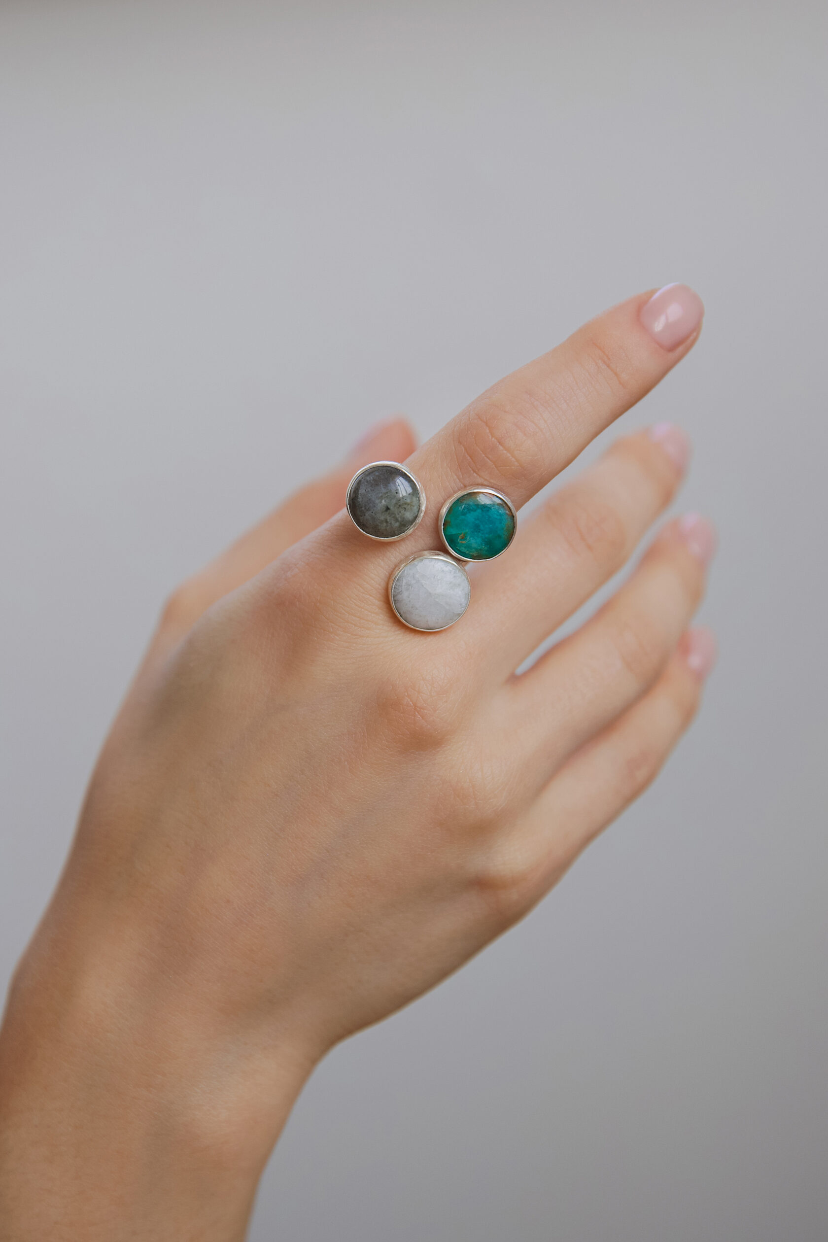 Кольцо с лабрадоритом, беломоритом и перуанским опалом