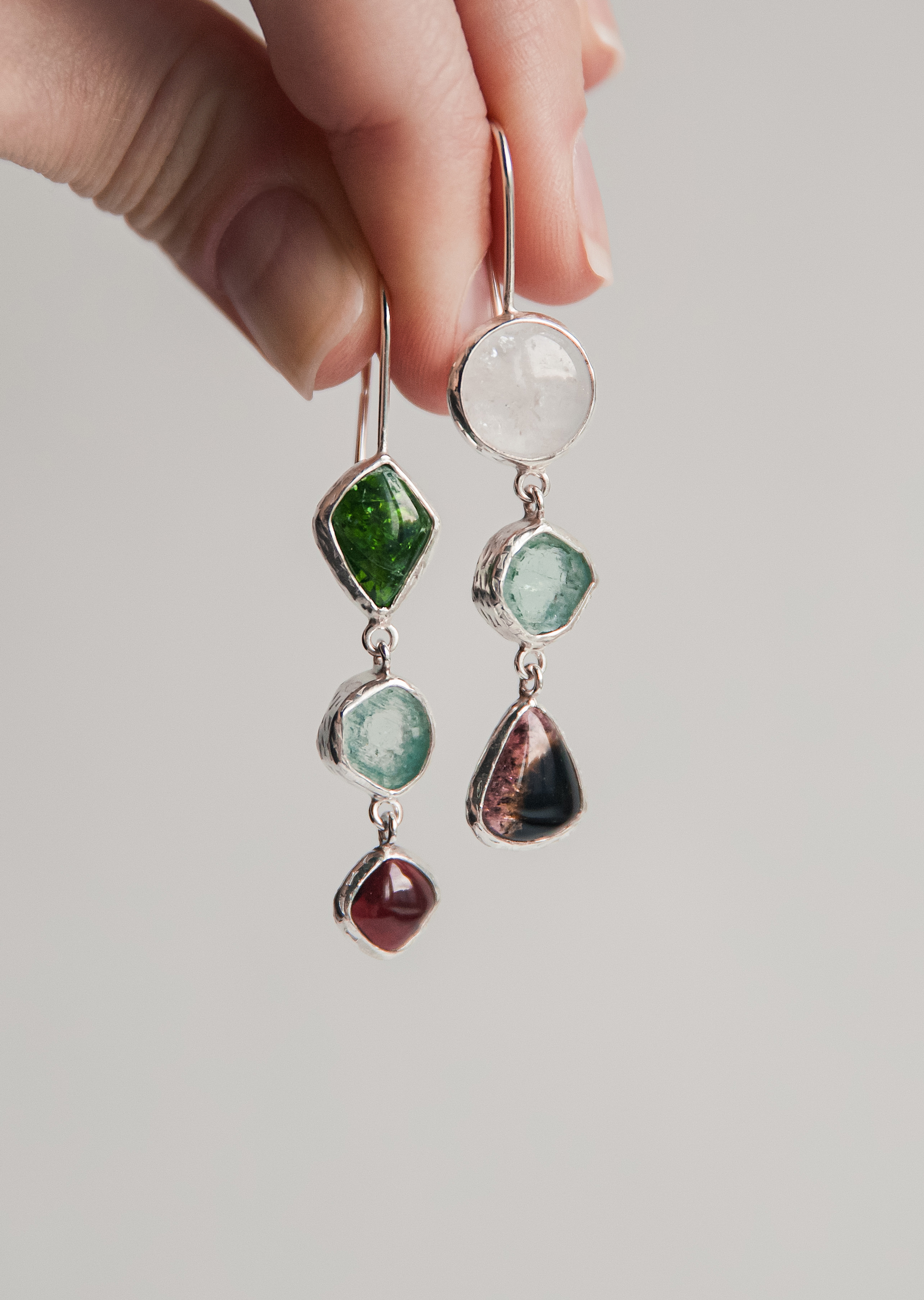 Серьги с горным хрусталем, хромдиопсидом, аквамарином, гранатом и турмалином