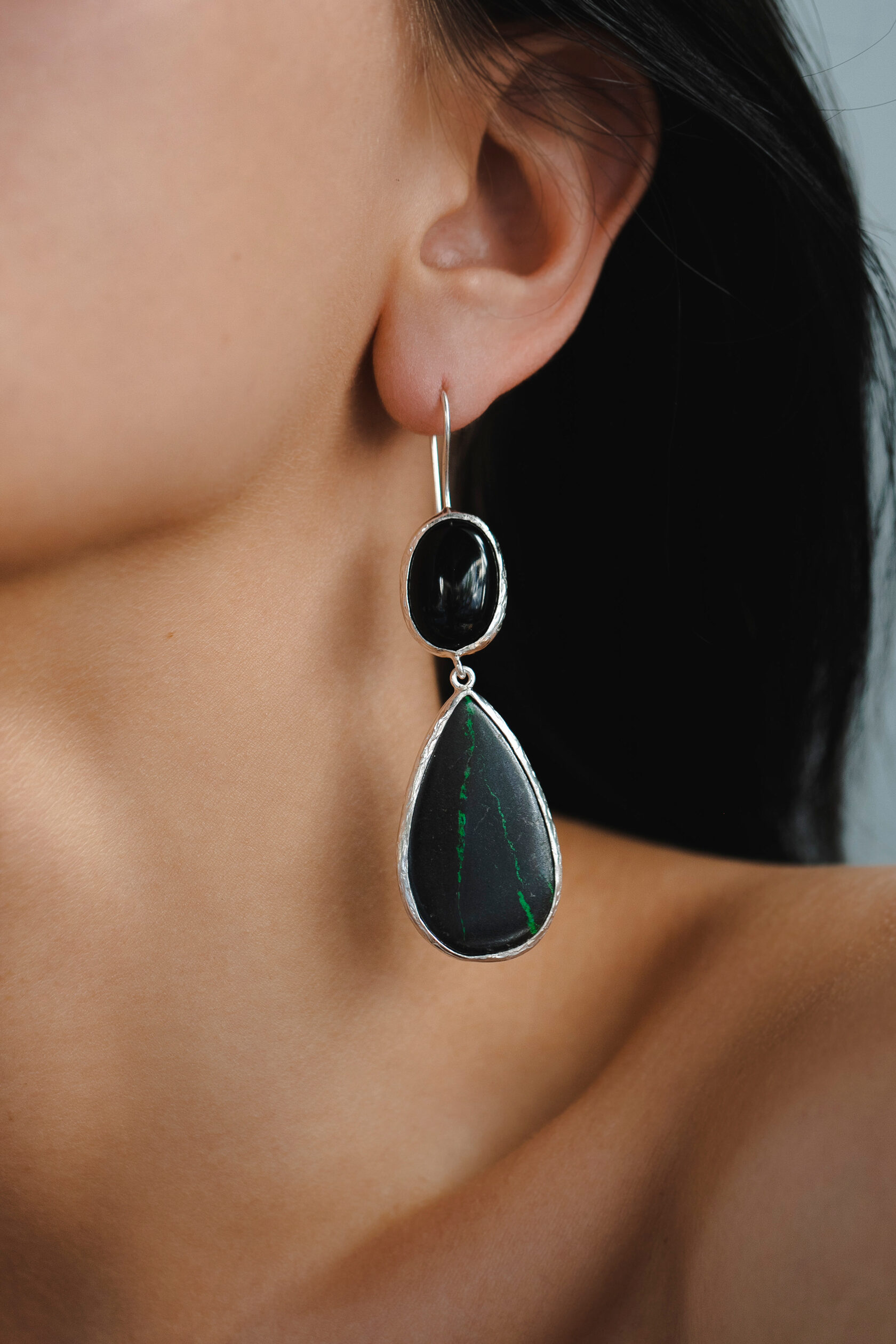 Серьги с черным агатом и уваровитом