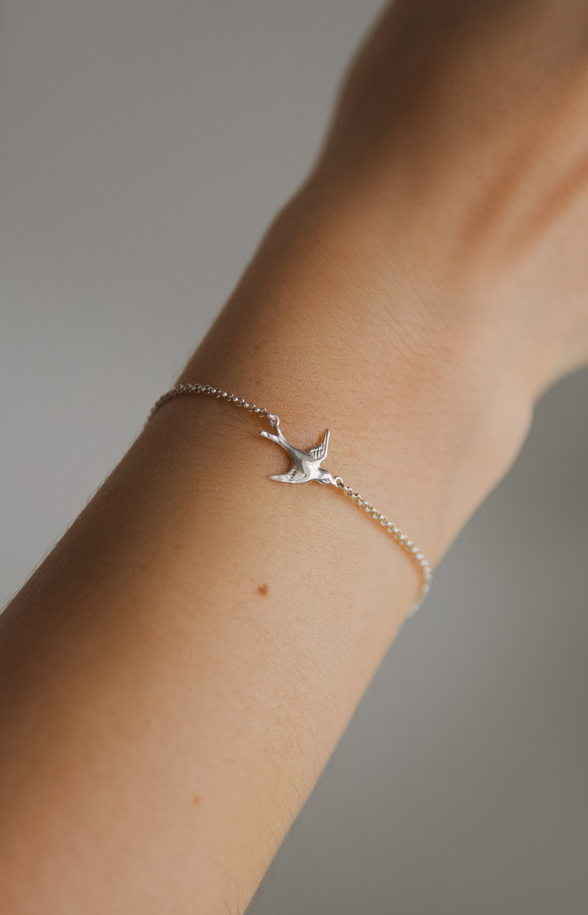Браслет на цепочке с ласточкой