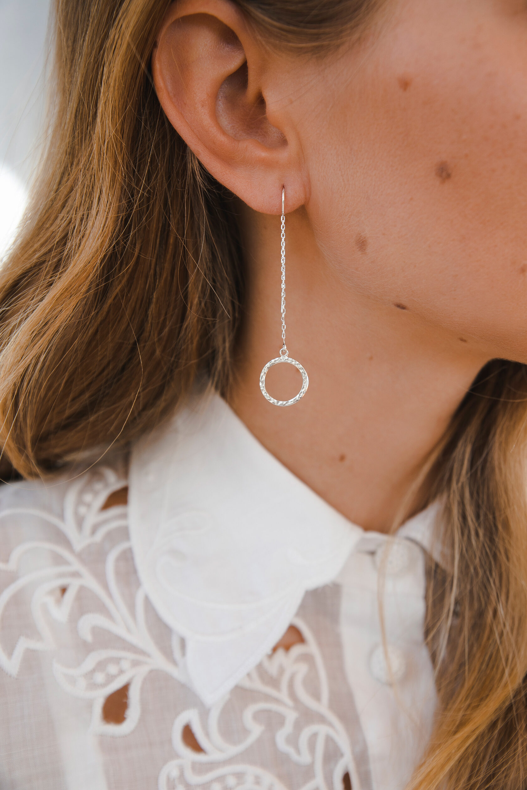 Серьги-цепочки с мятым кругом