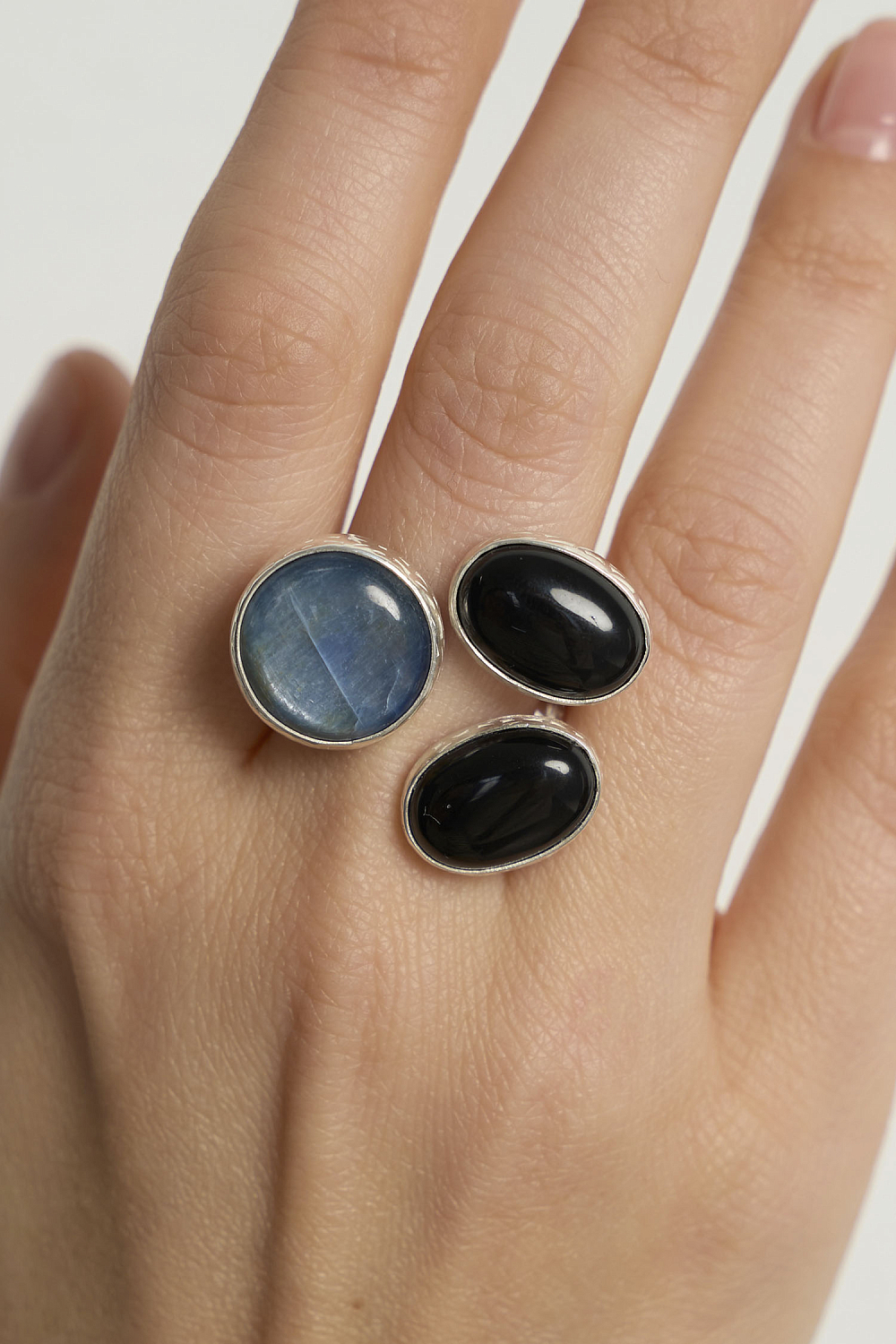 Кольцо с кианитом и черными агатами