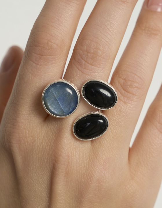 Кольцо с кианитом и черными агатами