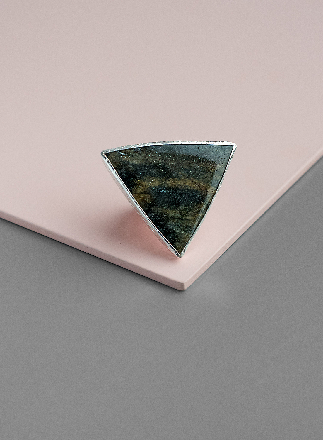 Кольцо с треугольным уткинитом