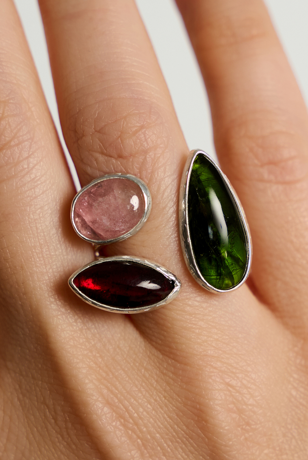 Кольцо с хромдиопсидом, гранатом и турмалином