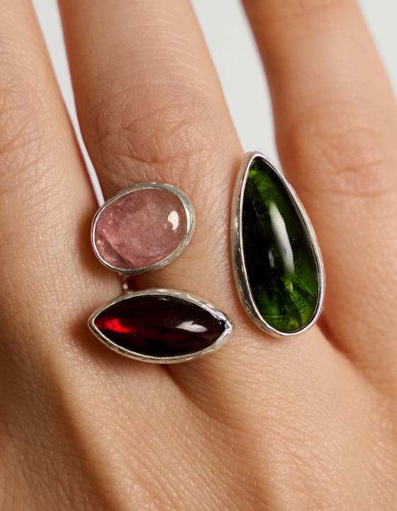 Кольцо с хромдиопсидом, гранатом и турмалином