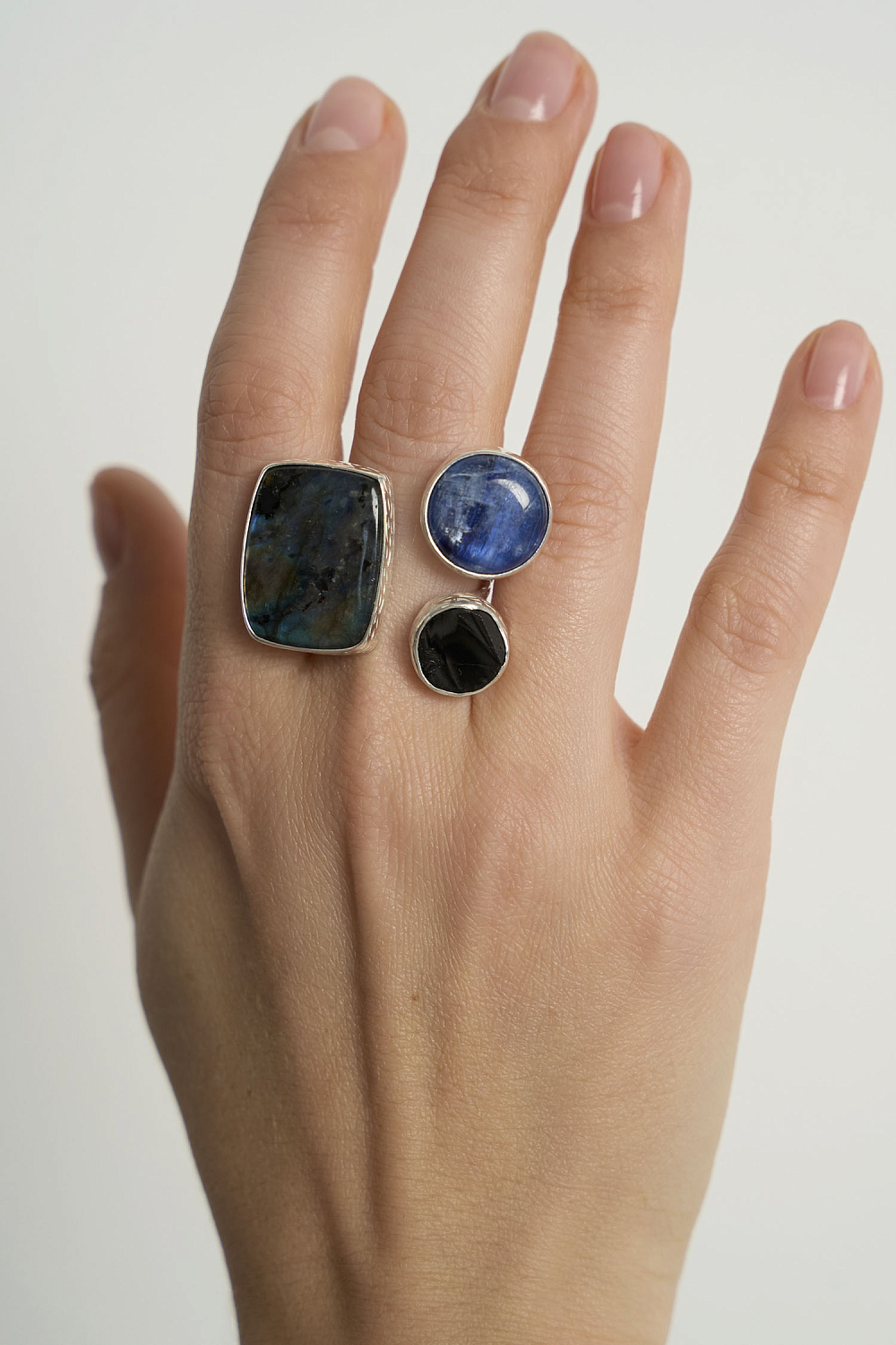 Кольцо со спектролитом, шпинелью и кианитом