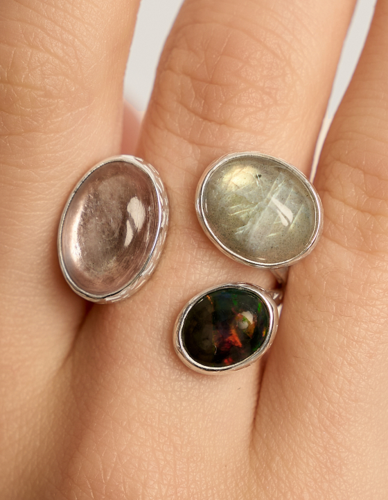 Кольцо с лепидолитом, лабрадоритом и эфиопским опалом