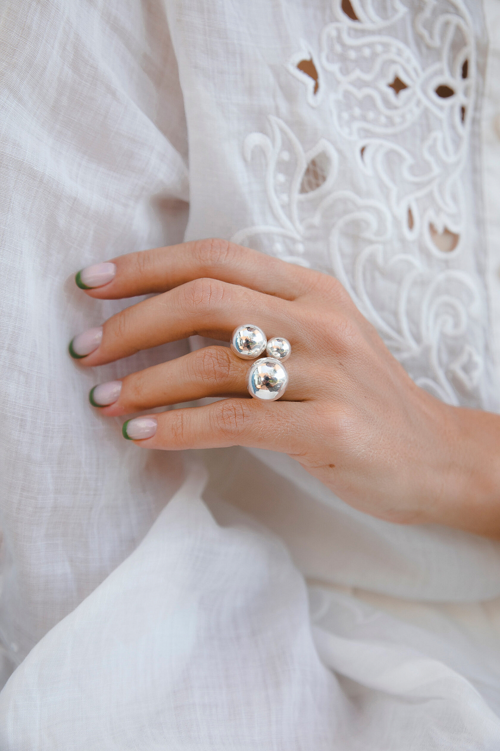 Кольцо с тремя шариками