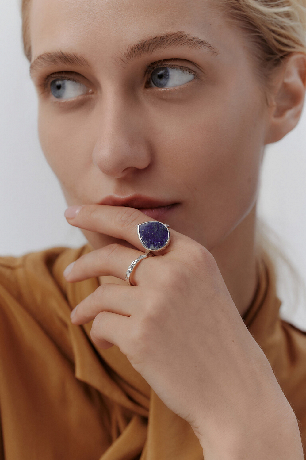 Кольцо с лазуритом