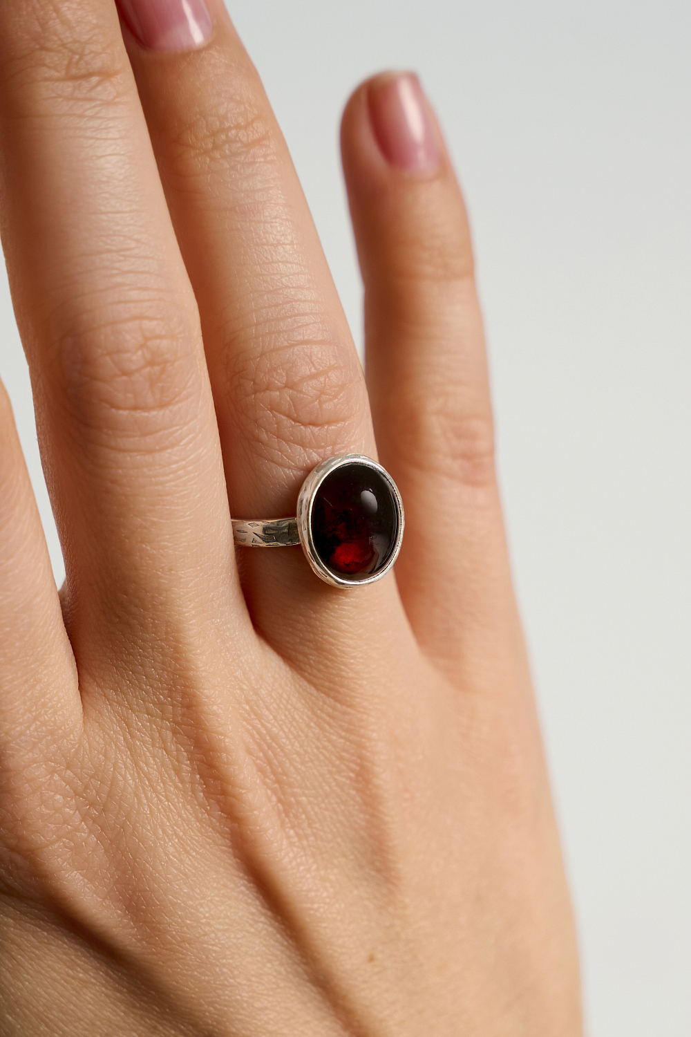 Кольцо с гранатом