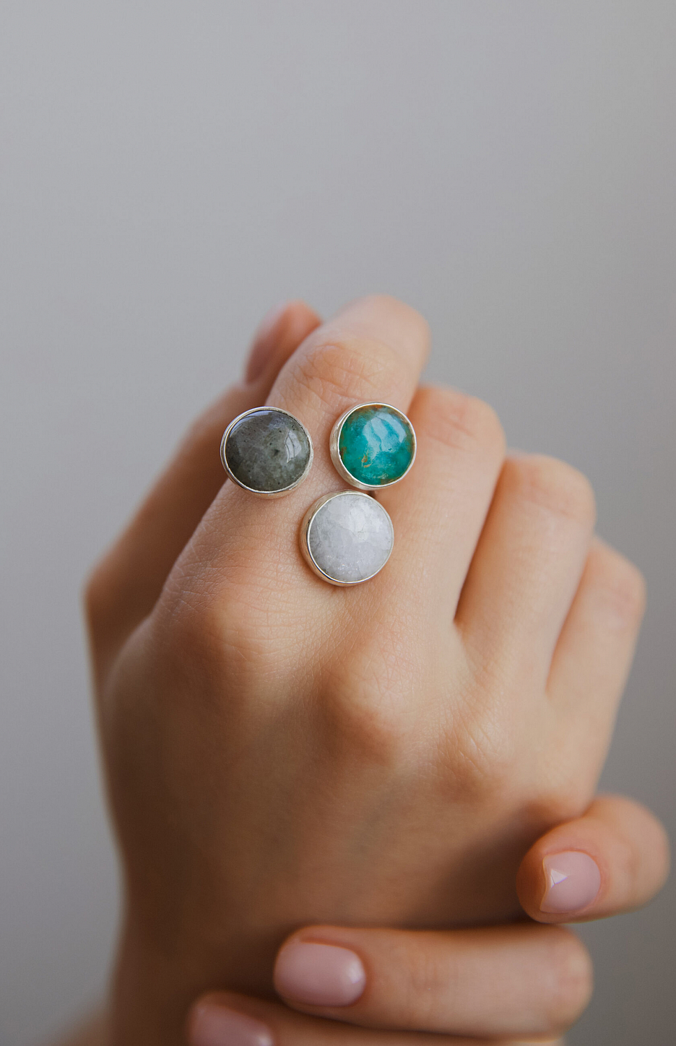 Кольцо с лабрадоритом, беломоритом и перуанским опалом