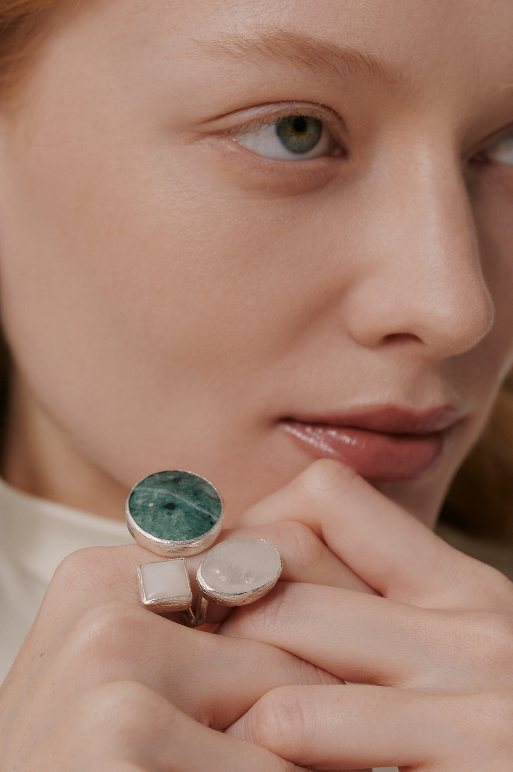 Кольцо с лиственитом, розовым кварцем и опалом