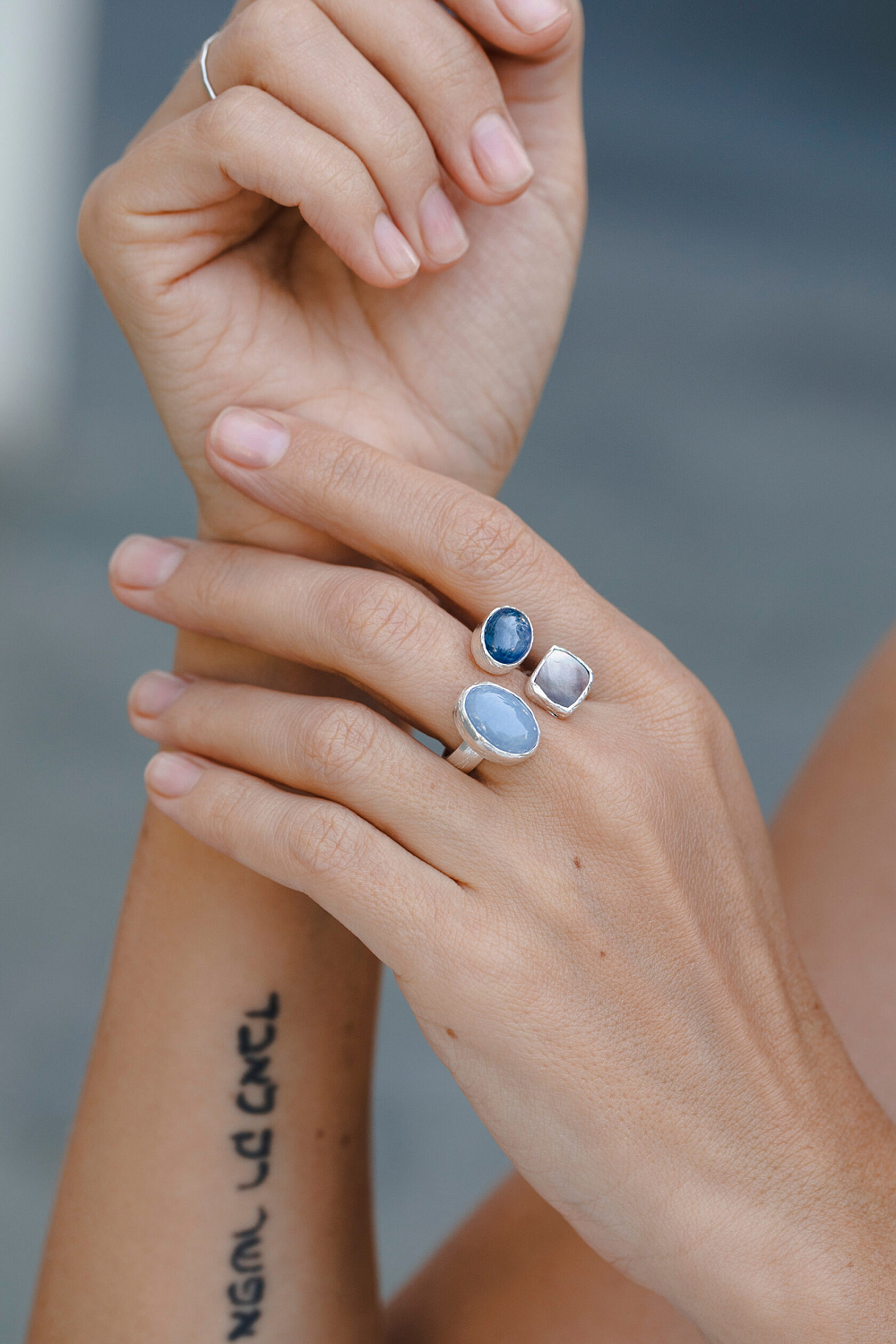 Кольцо с ангелитом, кианитом и перламутром