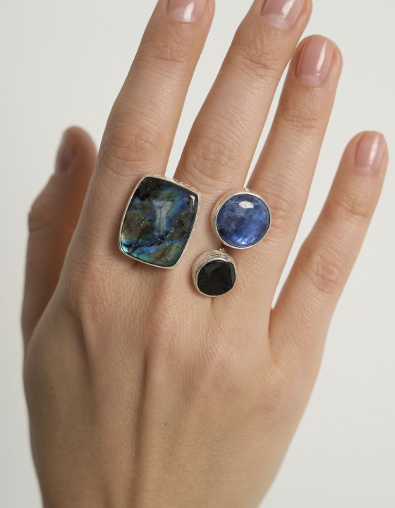 Кольцо со спектролитом, шпинелью и кианитом