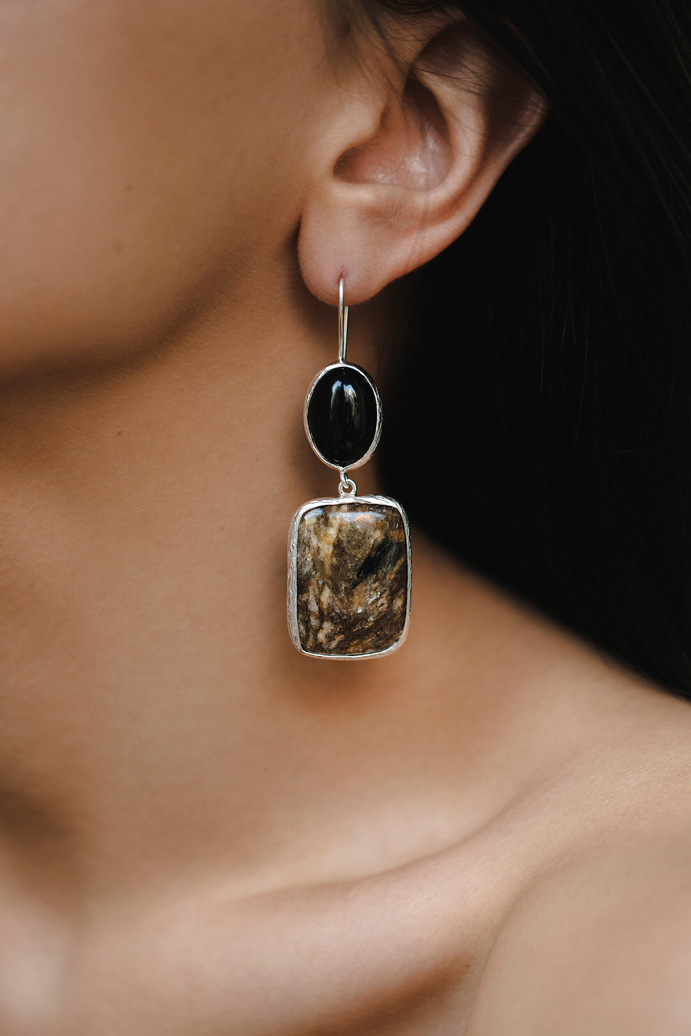 Серьги с черным агатом и мусковитом в полевом шпате