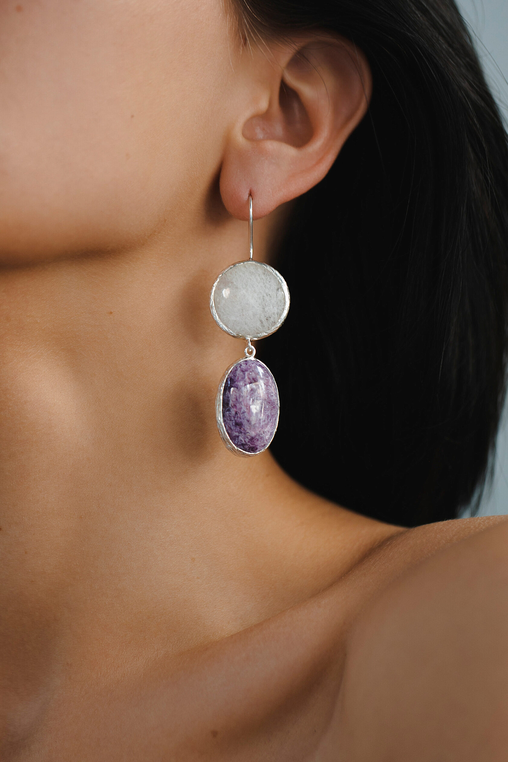 Серьги с чароитом и беломоритом