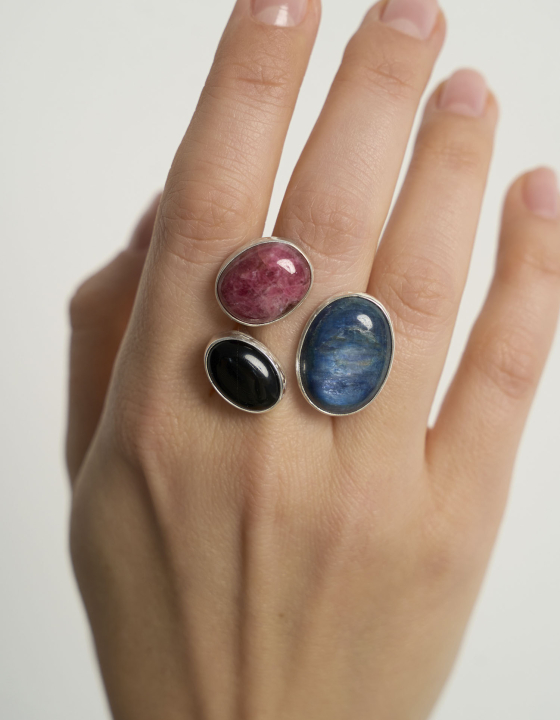 Кольцо с кианитом, родонитом и черным агатом