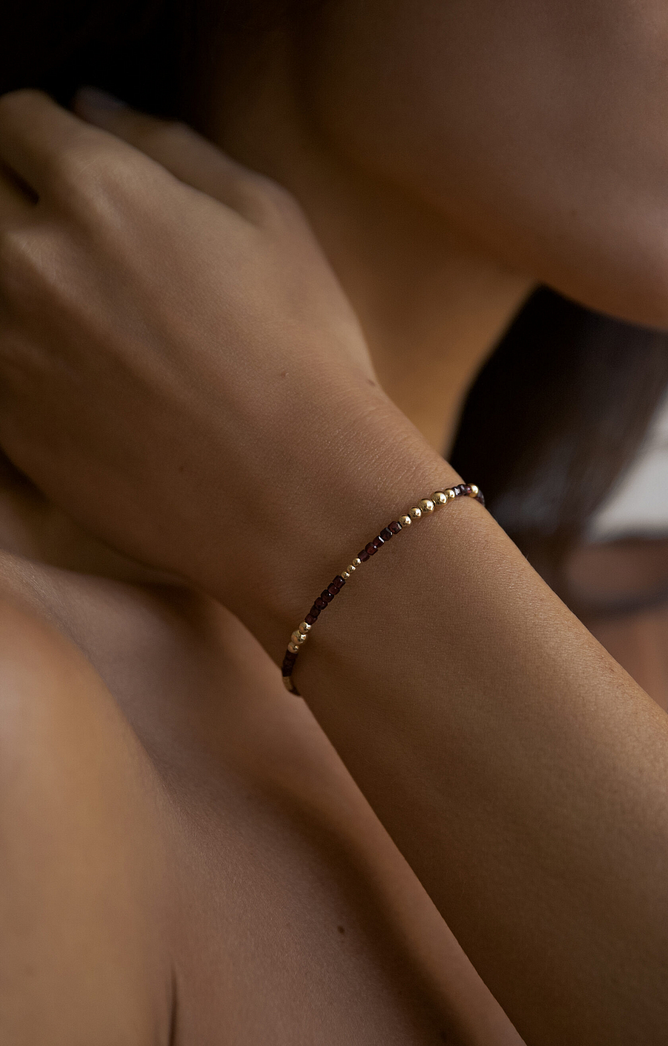 Браслет с бусинами граната