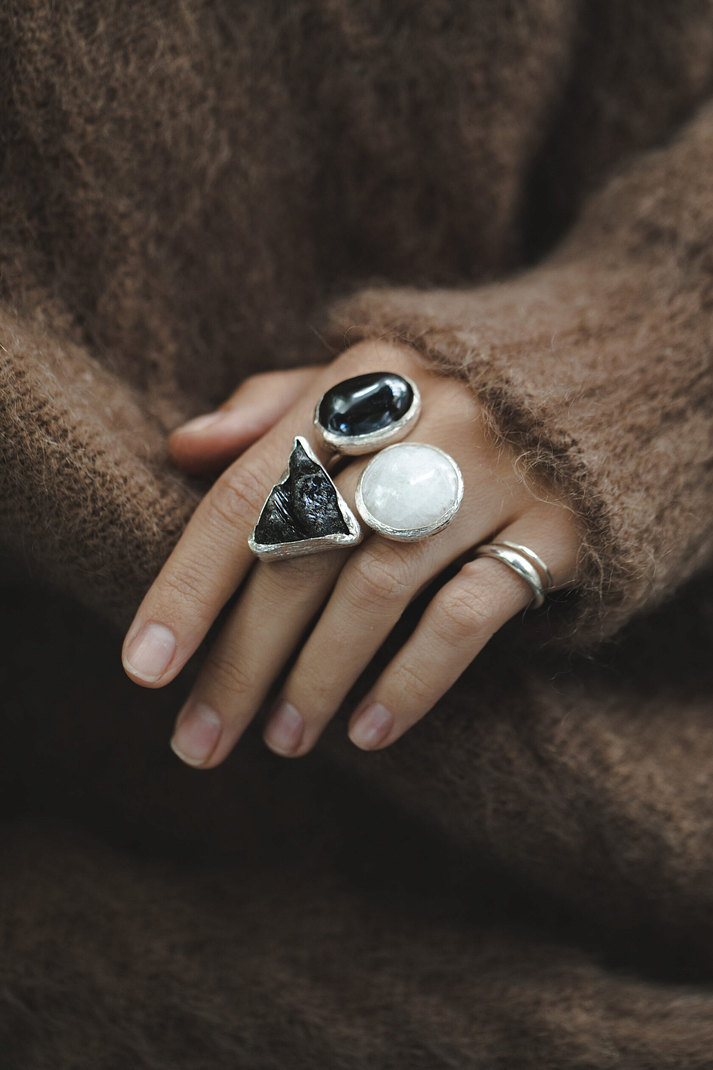 Кольцо с беломоритом, гематитом и агатом