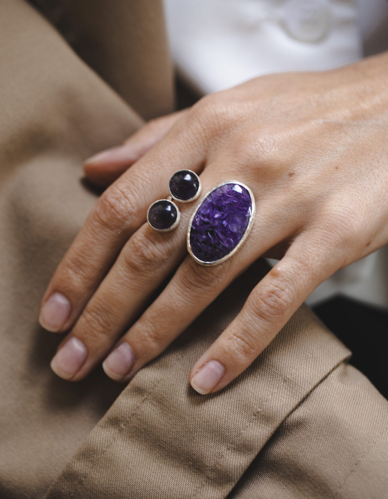 Кольцо с чароитом и аметистом