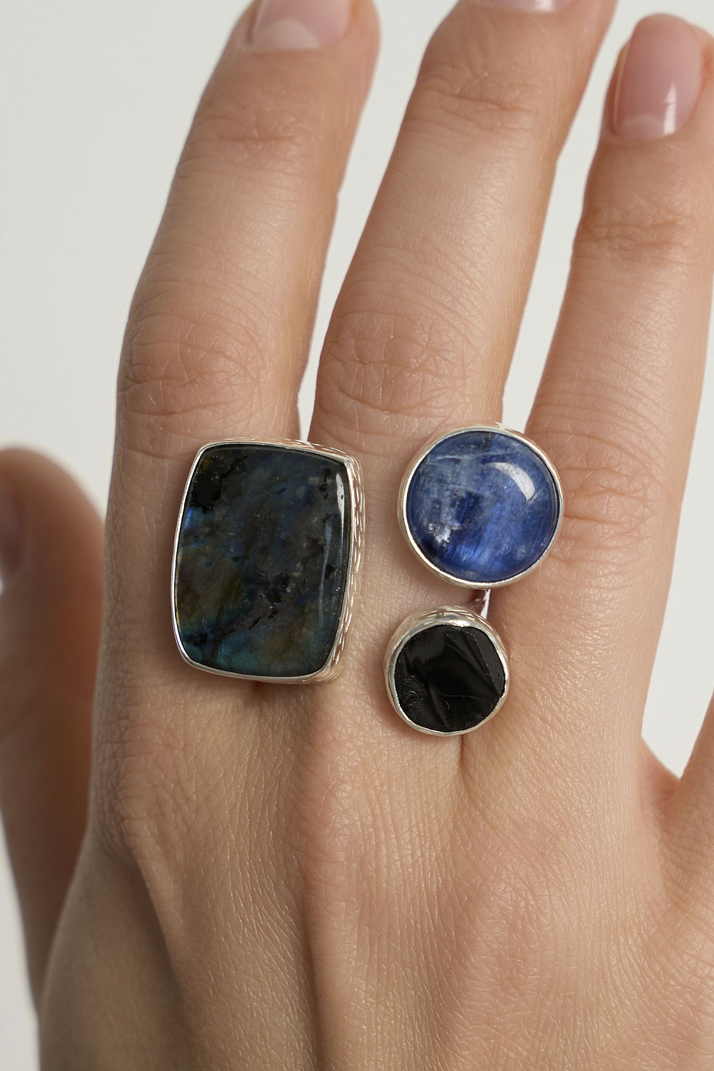 Кольцо со спектролитом, шпинелью и кианитом