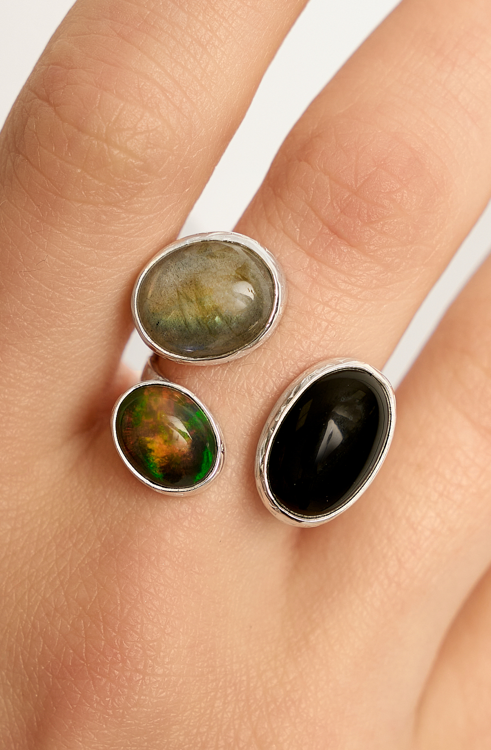 Кольцо с черным агатом, лабрадоритом и эфиопским опалом