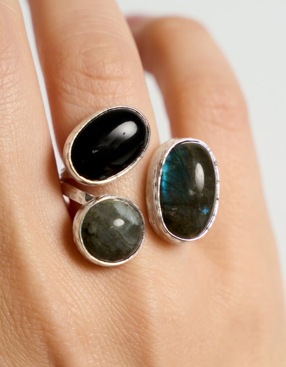 Кольцо с спектролитом, лабрадоритом и черным агатом