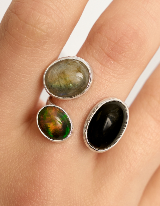 Кольцо с черным агатом, лабрадоритом и эфиопским опалом