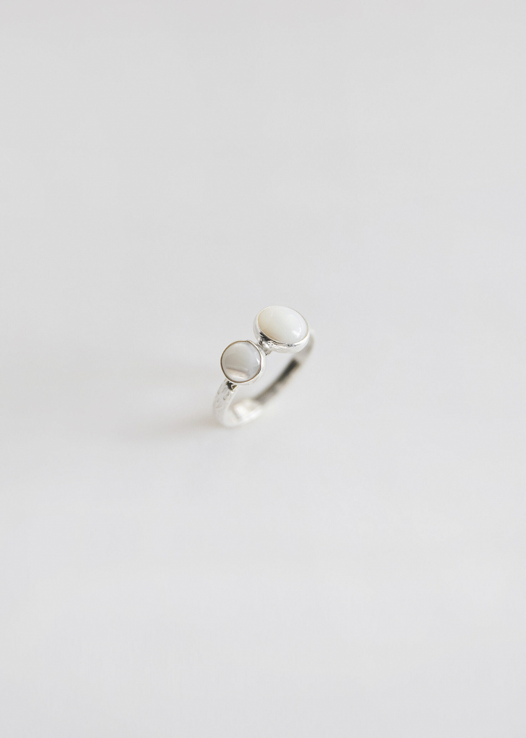 Кольцо с перламутром