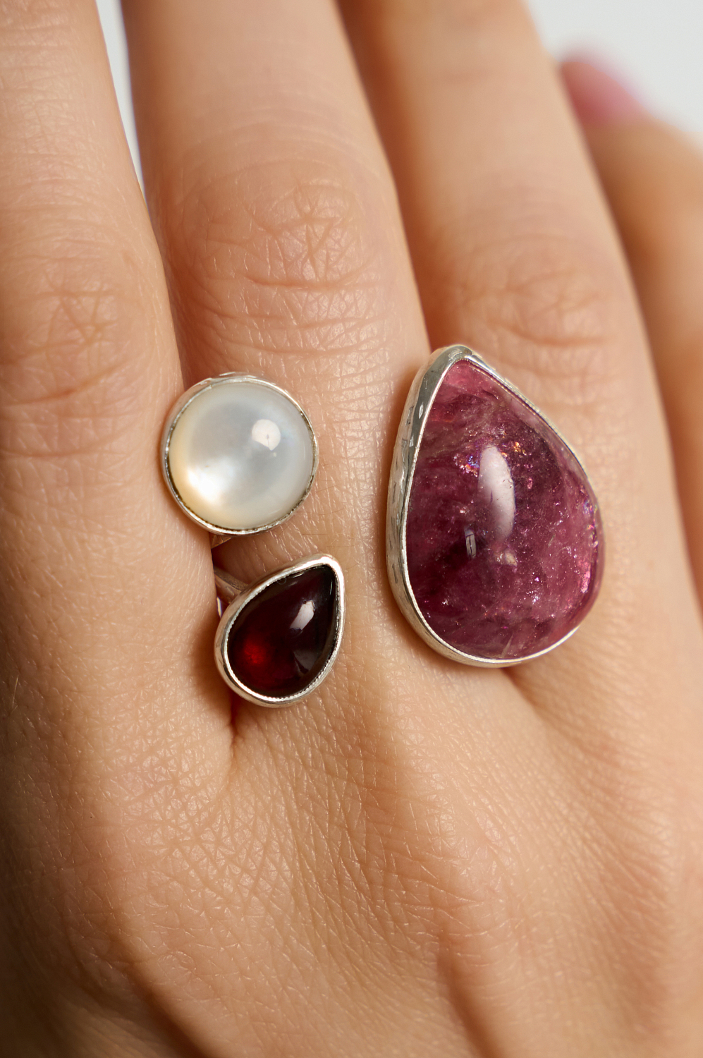 Кольцо с турмалином, гранатом и перламутром