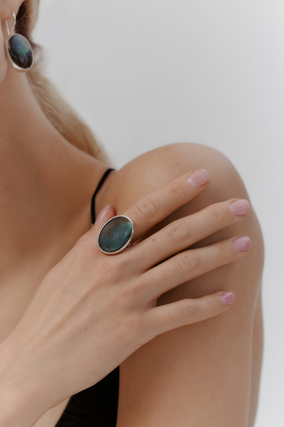 Кольцо с лабрадоритом