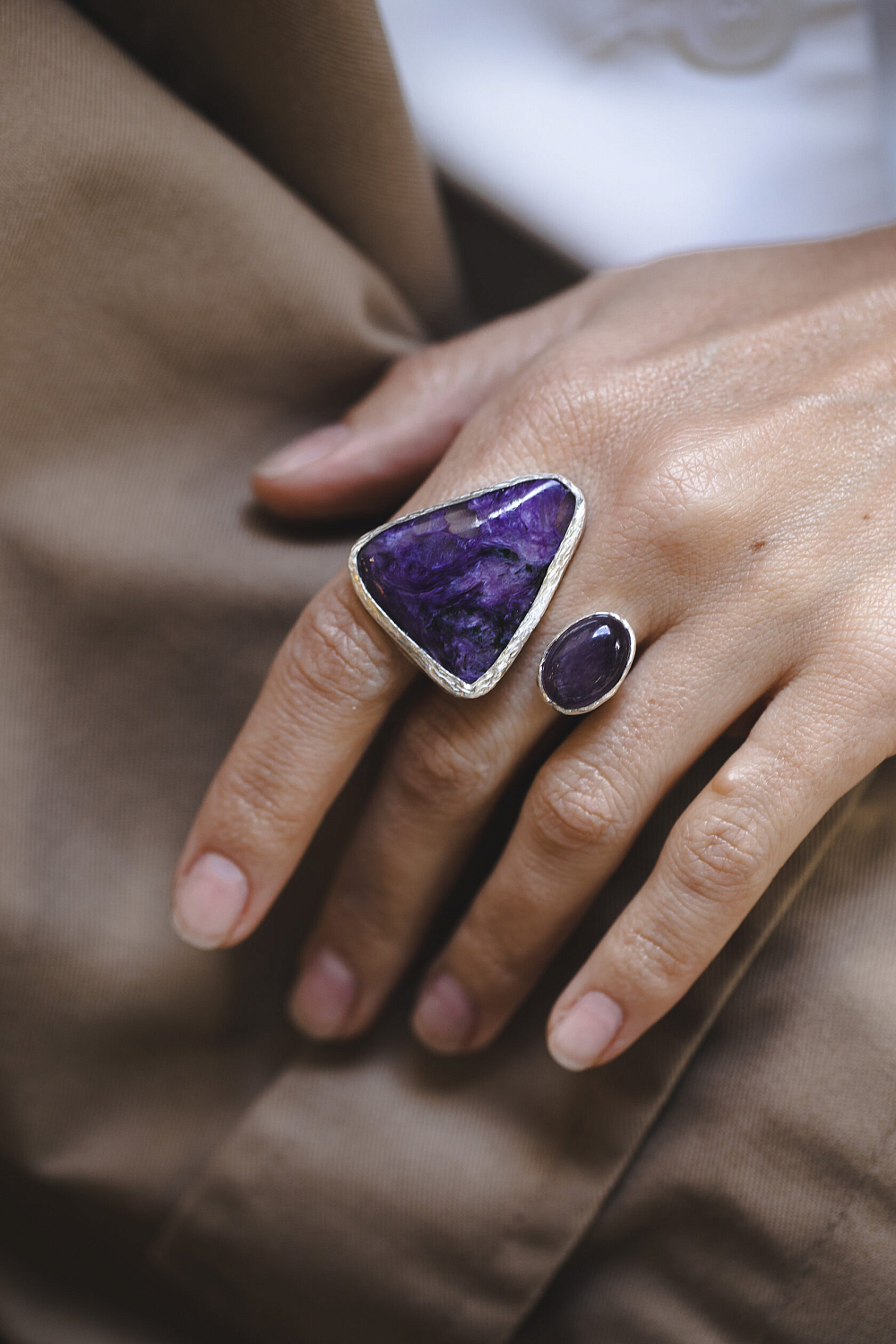 Кольцо с чароитом и аметистом
