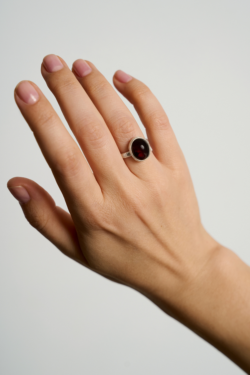 Кольцо с гранатом