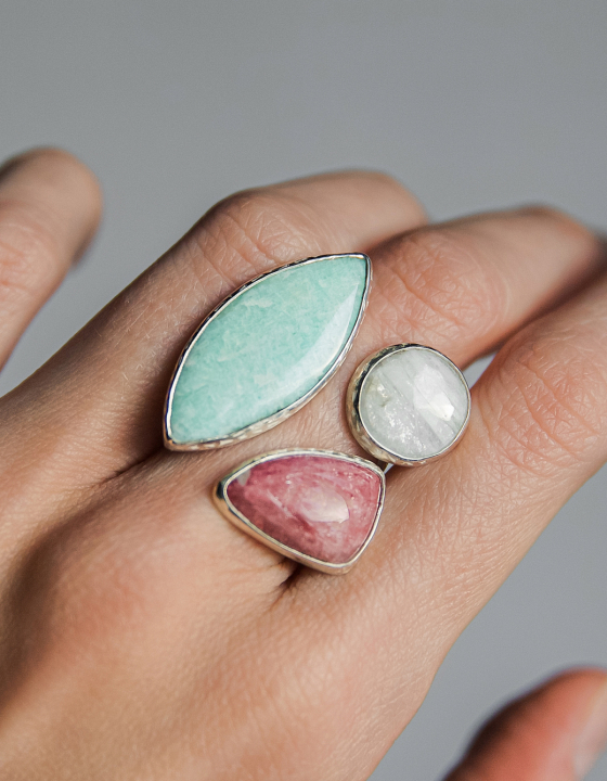 Кольцо с амазонитом, беломоритом и турмалином