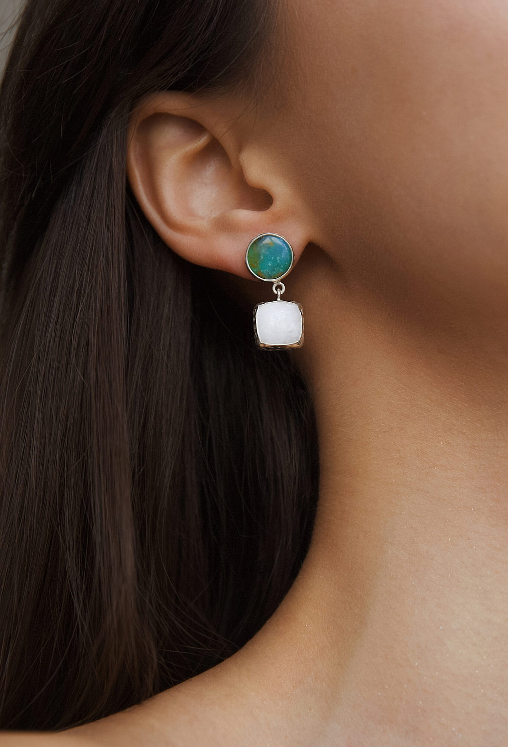 Серьги с перуанским опалом и беломоритом